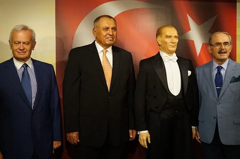 Özdilek Vakfı Yılmaz Büyükerşen ünlüler balmumu heykel müzesi’ni İstanbul’da açtık. Açılış için basın toplantısı düzenledik — görsel 2